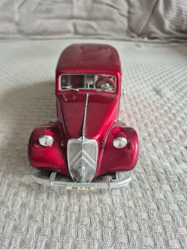 Carro Miniatura Citroën 15cv 6Cyl MAISTO escala 1:18