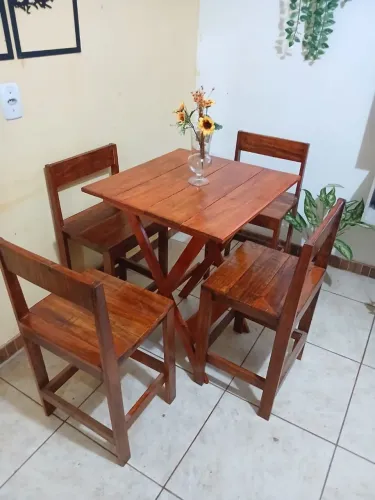 Jogo de mesa e cadeiras