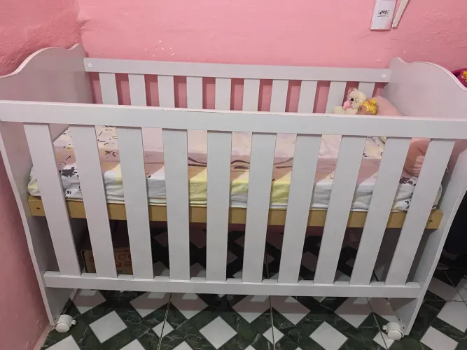Berço semi novo já com colchão