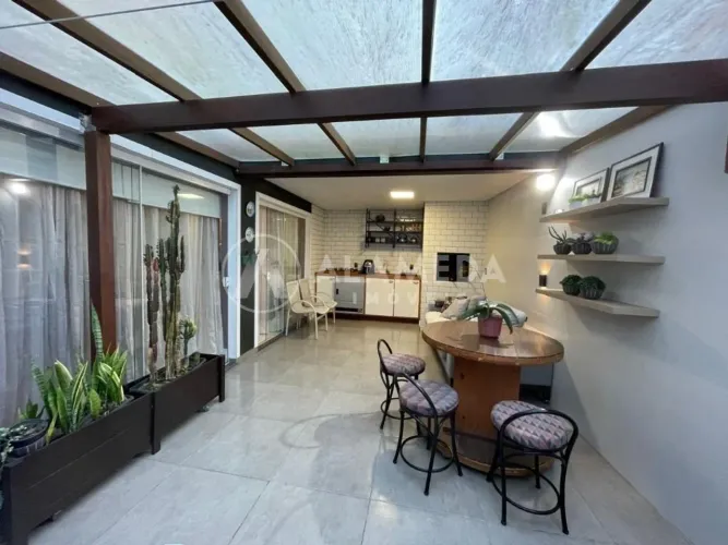 CASA À VENDA NO BAIRRO VELHA CENTRAL!