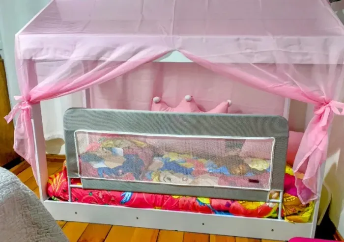 Cama Montessoriana Casinha Com Voal Rosa + grade de proteção de cama telada
