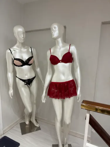 Vendo dois maniquins ótimo matéria .