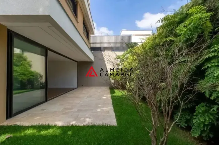 Casa de Condomínio Jardim Europa Piscina 4 Suítes 6 Vagas 580m²