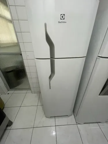 Geladeira Electrolux 2 portas - branca 260L