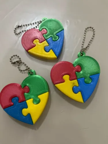Chaveiro de coração símbolo do autismo 