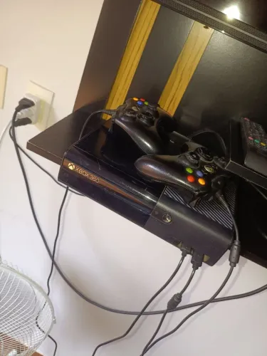 Vendo Xbox 360(leitor novo, troquei tem 15 dias)