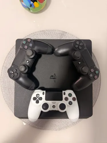 PS4 SLIM - 1 TB + 3 controles 