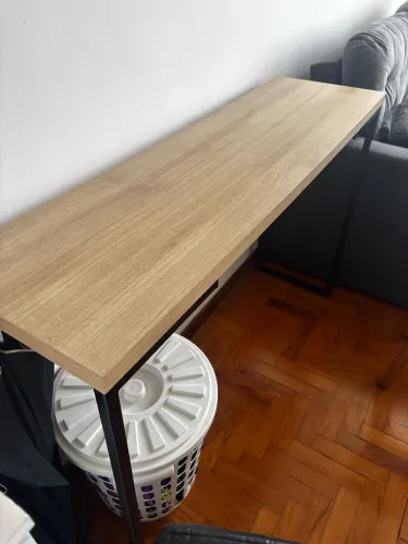 Mesa Alta Industrial de Madeira Clara com Estrutura Preta