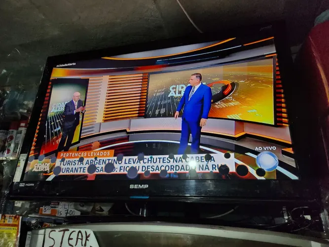 TV semp 40 polegadas  funcionando, com várias bolas preta na parte embaixo da tela