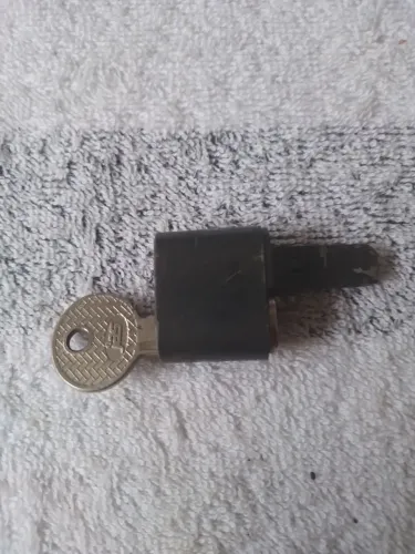 Tranca para portas modelo antigo com chave em boas condições
