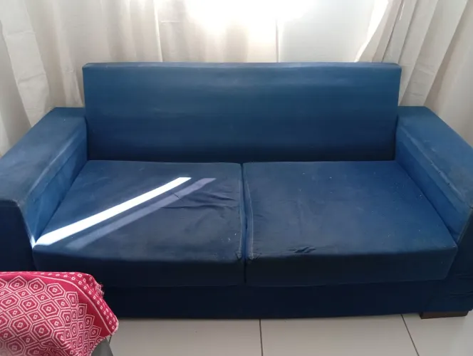 Vendo sofá 2 lugares grandes. Usado em bom estado. E uma cadeira de escritório giratória.