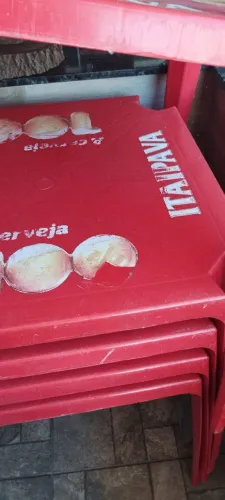 Vendo 5 mesas e 18 cadeiras. Leia o anúncio.