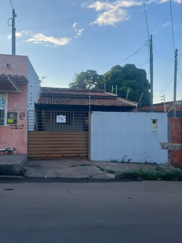 Casa a venda com boa localização 