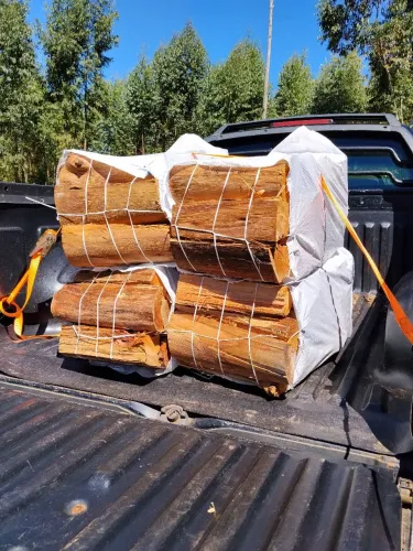 Lenha de Eucalipto Rachada Pra Fogão a Lenha , Forno a lenha e churrasqueira Ensacada 