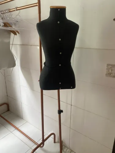 Arara e manequim busto