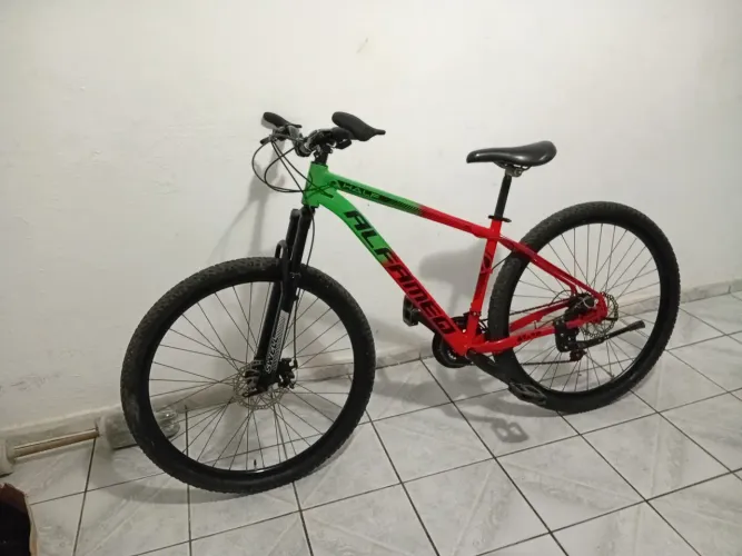 Vendo bicicleta aro 29 equipada funcionando bem valor 800 reais buscar na zona norte.