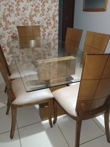 VENDO MESA DE JANTAR COM 6 CADEIRAS EM ÓTIMO ESTADO!!