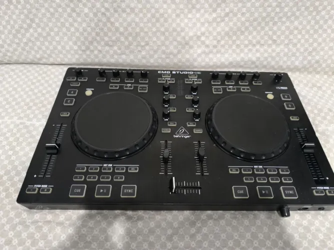 VENDO Controladora DJ Behringer Studio 4A <br>Usada ,em perfeito estado de conservação!!!