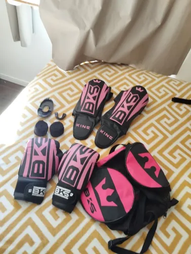 Kit Muay Thay Luva + Caneleira + bandagem + bucal + case Cor rosa Tamanho 12oz