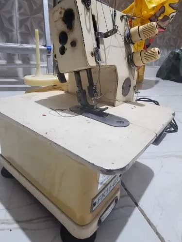 Máquina de costura overlock