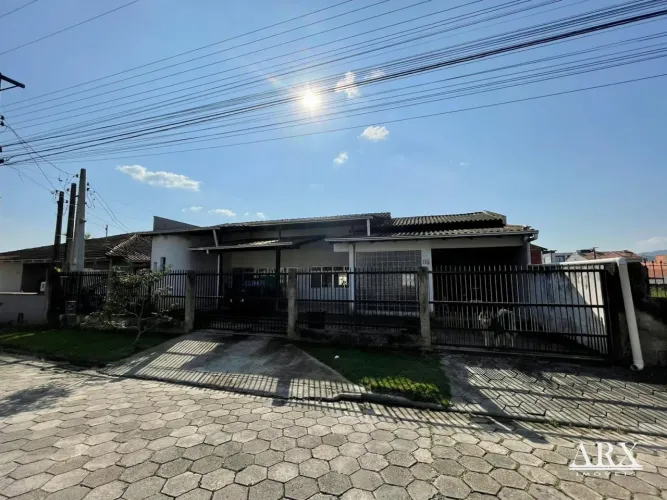 Duas casas no mesmo terreno Bairro Figueira, Gaspar