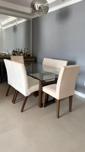 Conjunto mesa de jantar em vidro com 6 cadeiras em suede off white