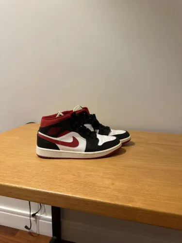Air Jordan 1 Mid Black Gym Red