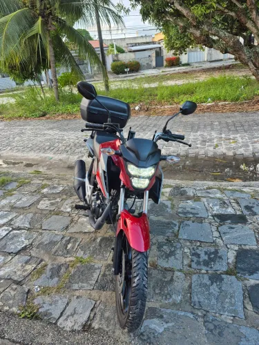Honda Titan 160 Vermelha com baú - Moto na garantia Honda