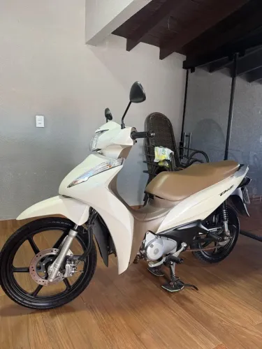 Biz branca 125 sem detalhes, único dono e pneus novos