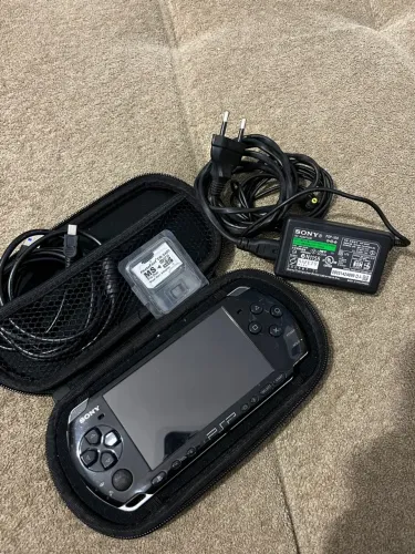 Vendo PSP-100 + cabo + carregador original + cartão de memória