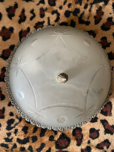 Lustre de vidro bordado com acabamento em metal