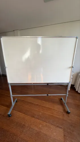 Vendo um quadro branco medindo 1,50 x  1,00, com cavalete