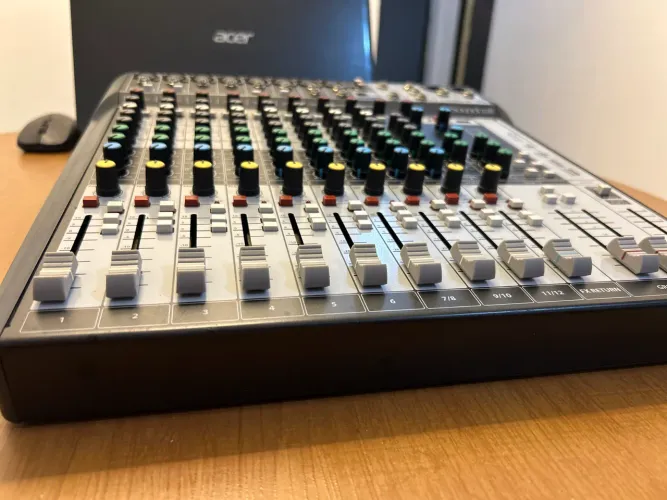 Mesa de som Soundcraft Signature 12 multitrack