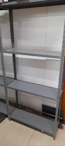 Prateleira de aço com quatro bandejas