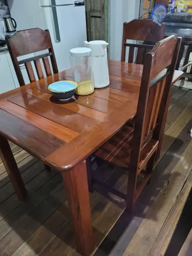 Mesa com 3 cadeiras