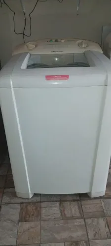 Vendo uma máquina de lavar roupas eletrolux 8 kilos funcionado perfeitamente limpinha 