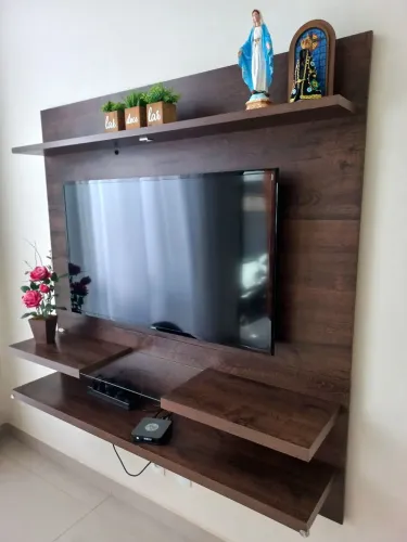 Painel para TV MDF, com detalhes em LED e vidro. Excelente estado.