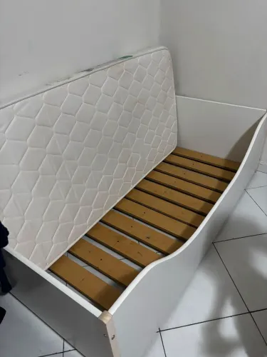 Cama infantil montessoriana Tok Stok e pinus com pintura, pés em madeira e suporte para at