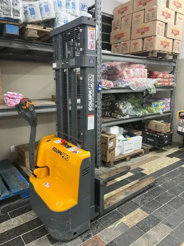 Empilhadeira Elétrica Patolada EquipaPro 1.500kg Elevação 3m - Ano 2025