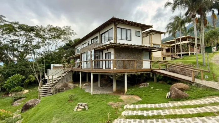 Casa com 4 suítes, piscina e integração total com a natureza em condomínio no sul de Ilhab