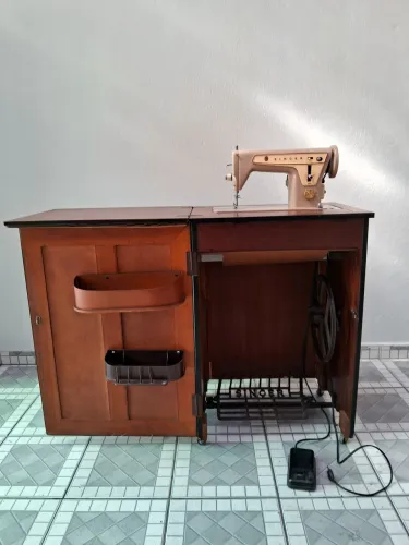 Máquina de Costura Antiga Singer 660 com Gabinete de Madeira (Vintage)