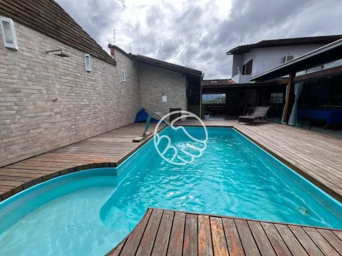 Casa com área de lazer e 3 suítes