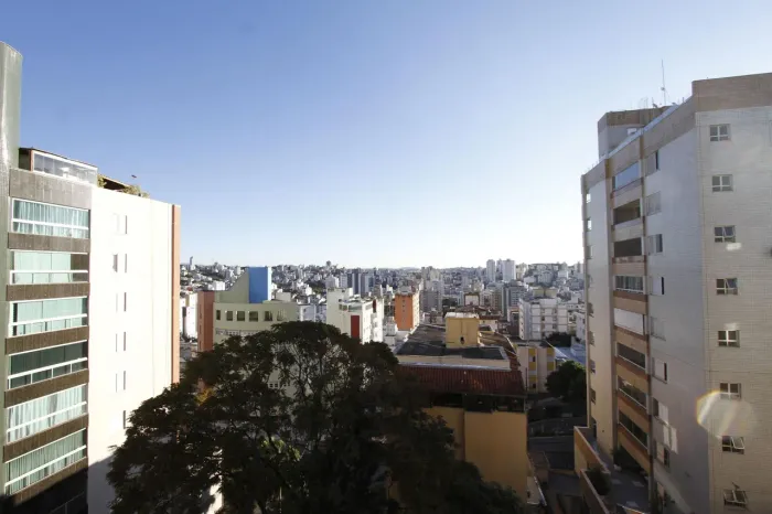 Apartamento com vista e rua tranquila
