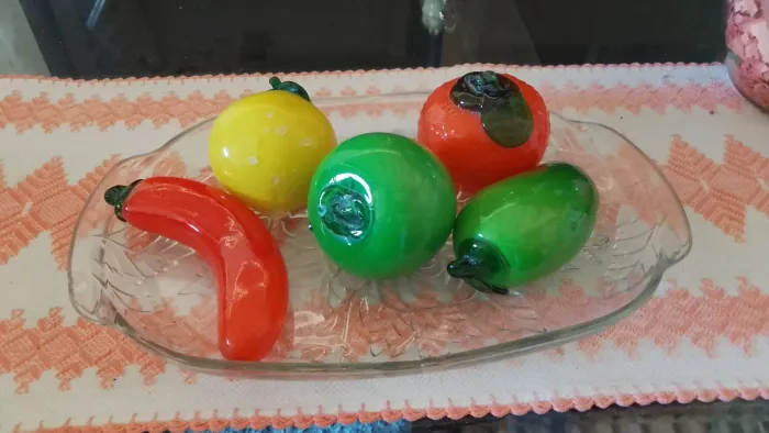 Kit frutas de vidro e bandeja, algumas com marcas de uso