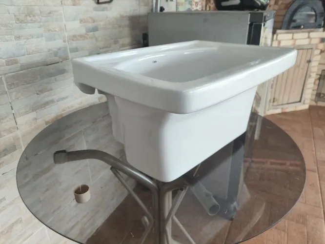 Tanque de cerâmica sem uso