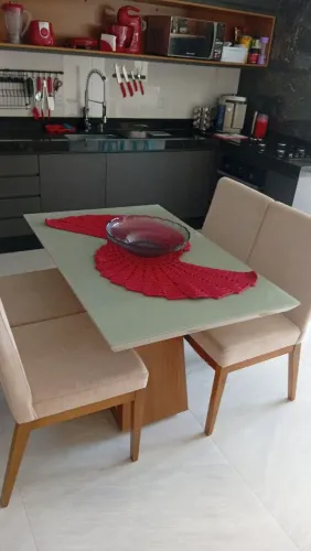 Vende-se mesa tampo de vidro pintado com 4 cadeiras estofadas