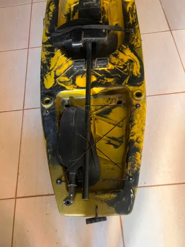 Caiaque de pesca - capacidade de até 120 kg Acompanha remo e colete