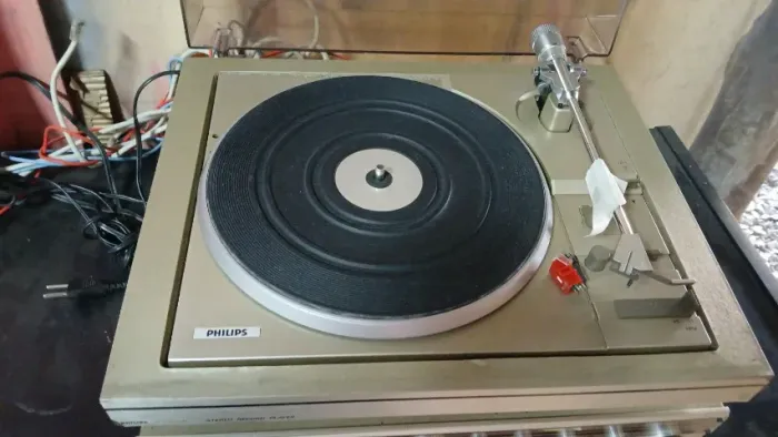 Philips AH 621 (Stereo Receiver) e hilips AF 293 (Stereo Record Player).