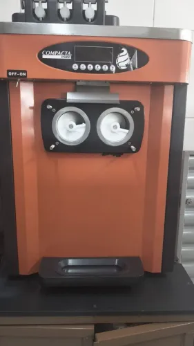 Máquina de sorvete seminova 