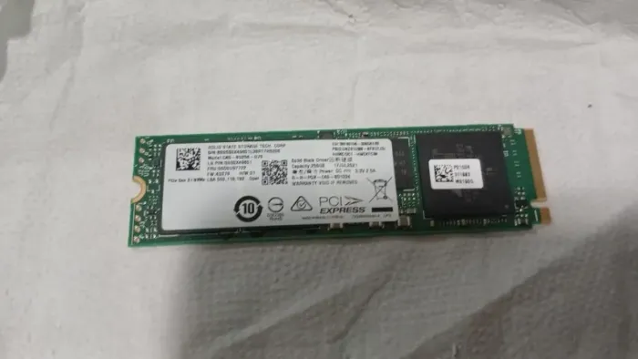 Nvme smart 256 GB, bem conservado.